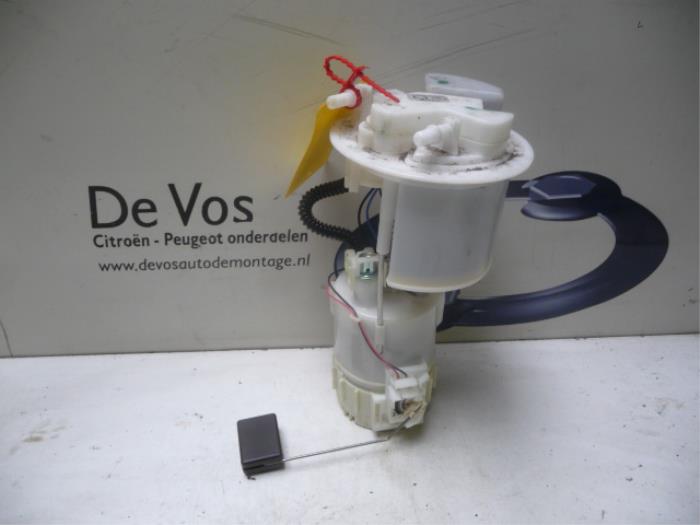 Electric fuel pump from a Peugeot 107 1.0 12V 2010