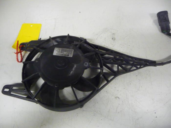 Cooling fan housing from a Peugeot 207 CC (WB) 1.6 16V THP 2007