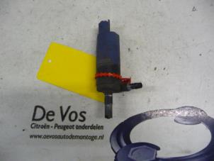 Used Headlight washer pump Peugeot 807 2.2 HDiF 16V Price € 25,00 Margin scheme offered by De Vos Autodemontagebedrijf