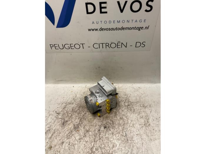 Begagnade ABS-pump Peugeot 208 I (CA/CC/CK/CL) 1.4 16V Pris € 160,00 Marginaltabell erbjuds av De Vos Onderdelen