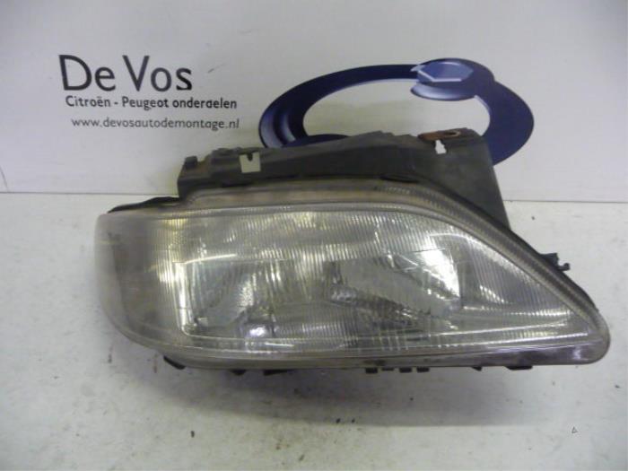 Headlight, right from a Citroën Xsara Break (N2) 2.0 HDi 2000