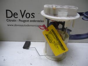 Usados Bomba eléctrica de combustible Peugeot 1007 (KM) 1.6 GTI,Gentry 16V Precio € 55,00 Norma de margen ofrecido por De Vos Autodemontagebedrijf