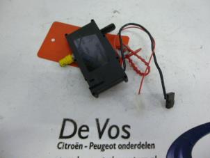 Used Antenna Amplifier Peugeot 607 (9D/U) 2.2 HDi 16V FAP Price € 15,00 Margin scheme offered by De Vos Autodemontagebedrijf