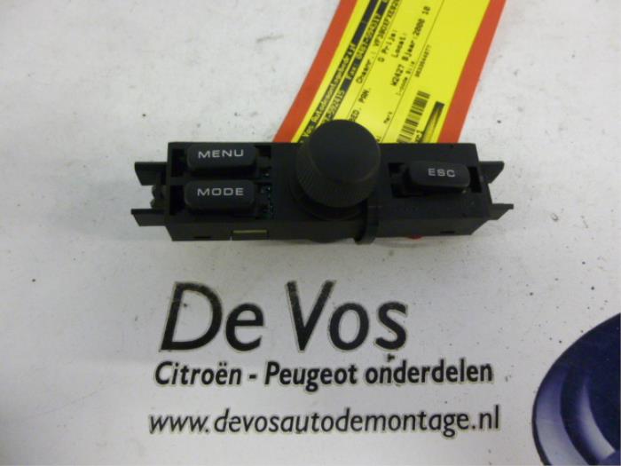 Usagé Panneau de commandes navigation Peugeot 607 (9D/U) 2.9 V6 24V Prix € 35,00 Règlement à la marge proposé par De Vos Onderdelen