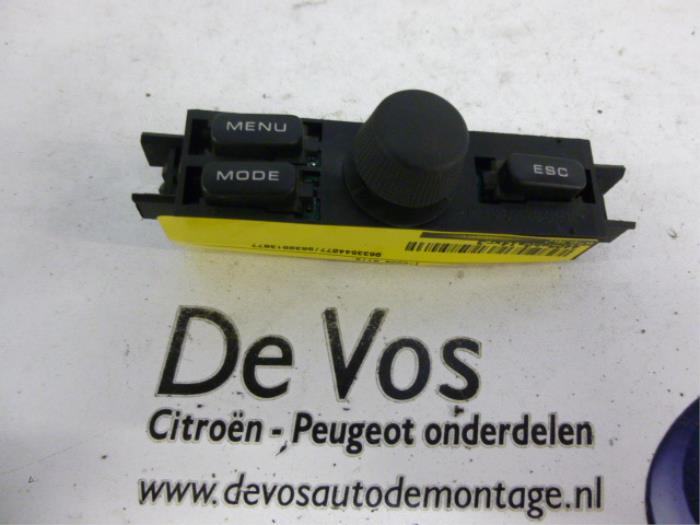 Usagé Panneau de commandes navigation Peugeot 607 Prix € 35,00 Règlement à la marge proposé par De Vos Onderdelen