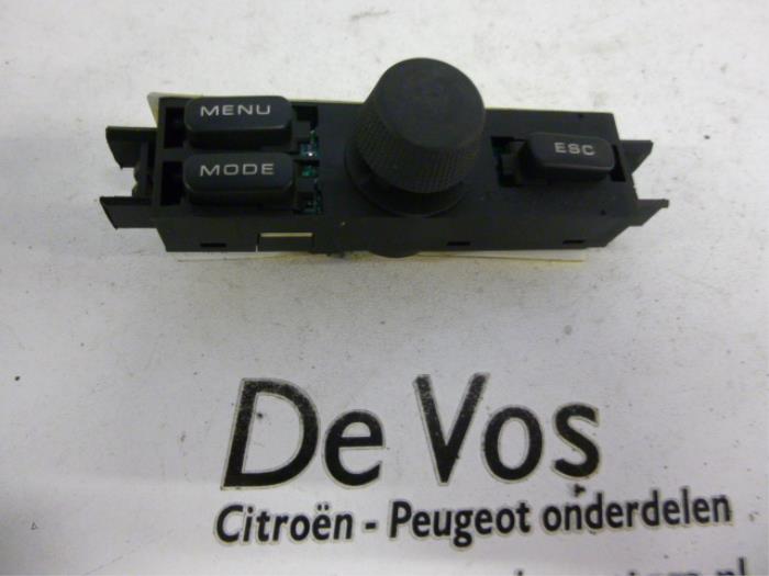 Usagé Panneau de commandes navigation Peugeot 607 Prix € 35,00 Règlement à la marge proposé par De Vos Onderdelen