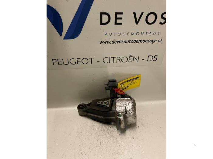 Used Engine mount Peugeot 407 (6C/J) 2.7 HDi V6 24V Price € 160,00 Margin scheme offered by De Vos Onderdelen