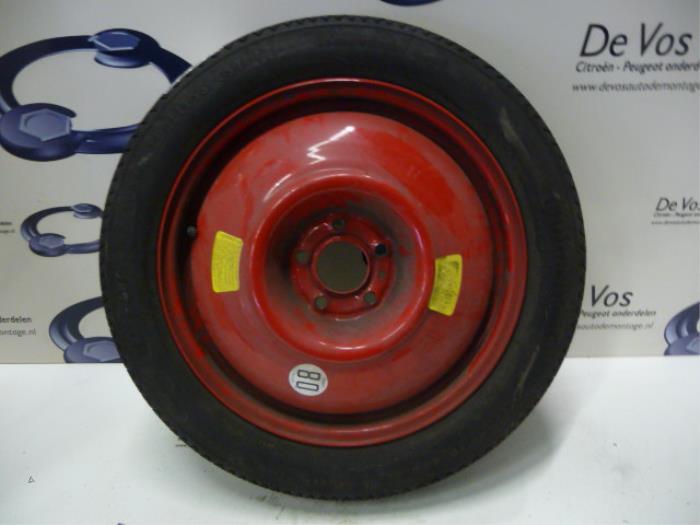 Wheel + tyre from a Peugeot 407 (6C/J) 2.7 HDi V6 24V 2009