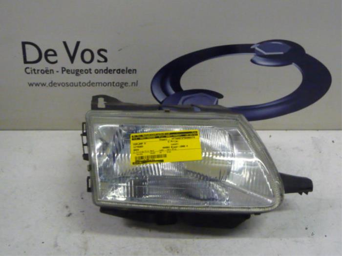 Usagé Phare droit Citroen Saxo 1.6 VTS 16V Prix € 35,00 Règlement à la marge proposé par De Vos Onderdelen