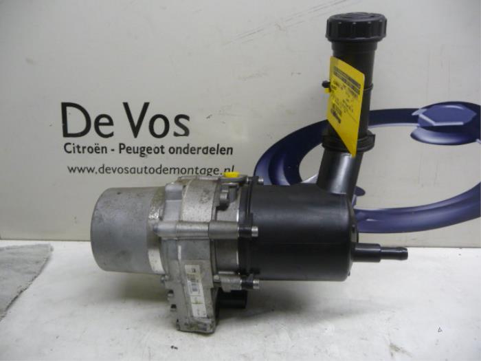 Power steering pump from a Peugeot 3008 I (0U/HU) 1.6 HDiF 16V 2011