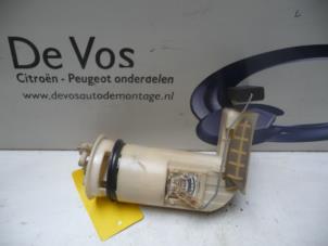 Usados Bomba eléctrica de combustible Peugeot 106 II 1.4 XN,XR,XS,XT Precio € 45,00 Norma de margen ofrecido por De Vos Autodemontagebedrijf
