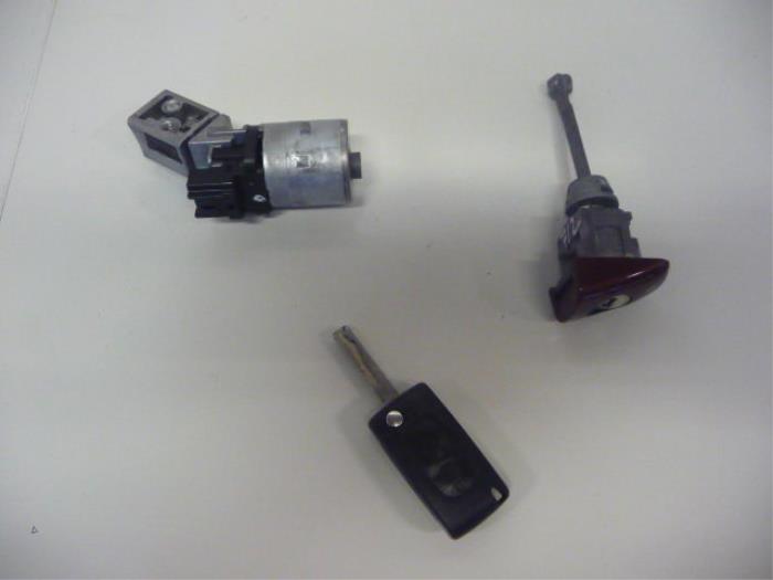 Set of cylinder locks (complete) from a Citroën C4 Picasso (UD/UE/UF) 2.0 HDiF 16V 135 2007