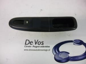Używane Przelacznik elektrycznej szyby Peugeot 406 (8B) 1.8 16V Cena € 15,00 Procedura marży oferowane przez De Vos Autodemontagebedrijf