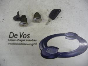 Usados Cilindro de juego de cerraduras (completo) Peugeot 306 Precio € 55,00 Norma de margen ofrecido por De Vos Autodemontagebedrijf