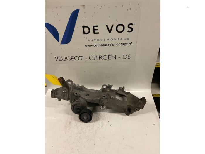 Usagé Support dynamo haut Peugeot 4007 (VU/VV) 2.2 HDiF 16V Prix € 25,00 Règlement à la marge proposé par De Vos Onderdelen