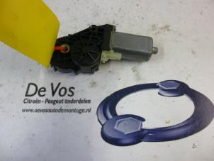 Usados Motor del portón trasero Peugeot 307 CC (3B) 2.0 16V Precio € 45,00 Norma de margen ofrecido por De Vos Autodemontagebedrijf