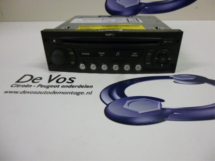 Radio CD player from a Citroën C3 Picasso (SH) 1.6 HDi 16V 90 2010