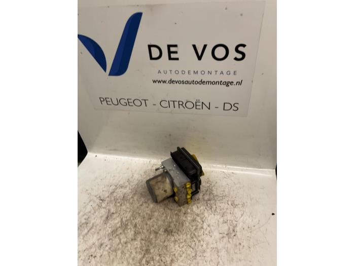 Usagé Bloc ABS Peugeot 807 2.0 16V Prix € 100,00 Règlement à la marge proposé par De Vos Onderdelen