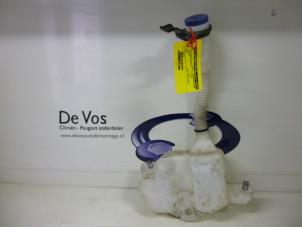 Usagé Réservoir lave-glace avant Peugeot 807 2.0 16V Prix € 25,00 Règlement à la marge proposé par De Vos Autodemontagebedrijf