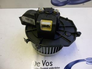 Usados Motor de ventilador de calefactor Peugeot Partner (GC/GF/GG/GJ/GK) 1.6 HDI 90 16V Precio € 55,00 Norma de margen ofrecido por De Vos Autodemontagebedrijf