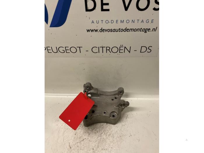 Usagé Support dynamo haut Peugeot 307 Prix € 35,00 Règlement à la marge proposé par De Vos Onderdelen