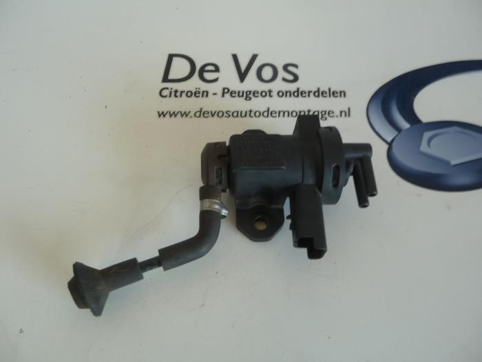 Vacuum valve from a Citroën C8 (EA/EB) 2.0 HDi 16V 2004
