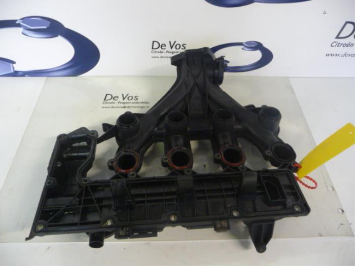 Intake manifold from a Peugeot 807 2.0 HDi 16V 120 2007