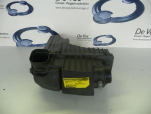 Używane Obudowa filtra powietrza Citroen C5 II Berline (RC) 3.0 V6 24V Cena € 45,00 Procedura marży oferowane przez De Vos Autodemontagebedrijf