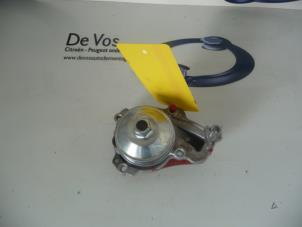 Usados Bomba de agua Peugeot 208 Precio € 45,00 Norma de margen ofrecido por De Vos Autodemontagebedrijf