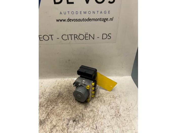 Usados Bomba ABS Peugeot 107 1.0 12V Precio € 90,00 Norma de margen ofrecido por De Vos Onderdelen