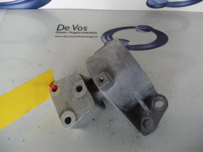 Engine mount from a Citroën Nemo (AA) 1.3 HDi 75 2014