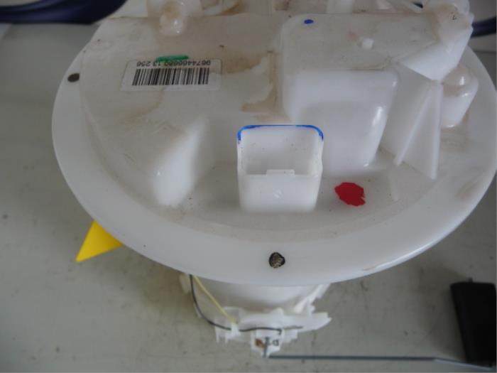 Bomba eléctrica de combustible de un Peugeot 208 I (CA/CC/CK/CL) 1.0 Vti 12V PureTech 2013