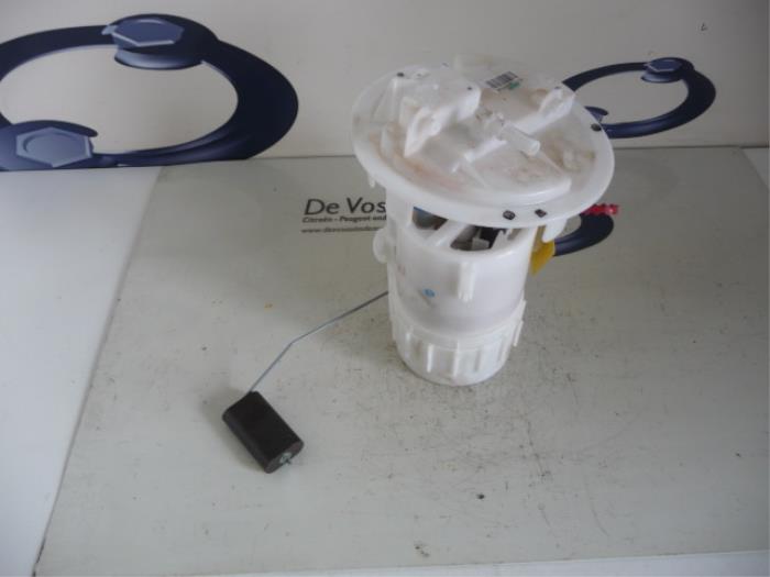 Bomba eléctrica de combustible de un Peugeot 208 I (CA/CC/CK/CL) 1.0 Vti 12V PureTech 2013