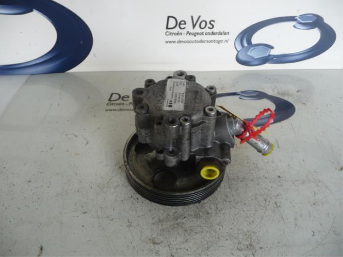 Power steering pump from a Citroën C5 II Berline (RC) 1.6 HDiF 16V 2006