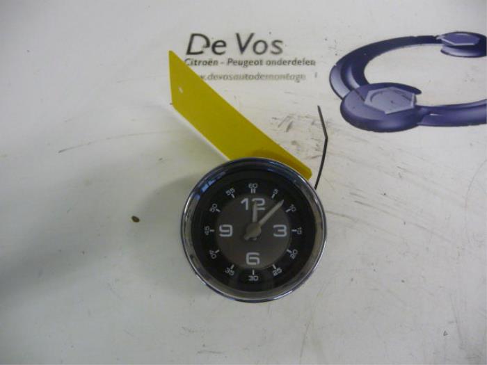 Clock from a Peugeot RCZ (4J) 1.6 16V THP 2010
