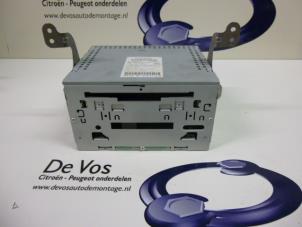 Używane Radioodtwarzacz CD Citroen C-Crosser 2.4 16V Cena € 200,00 Procedura marży oferowane przez De Vos Autodemontagebedrijf