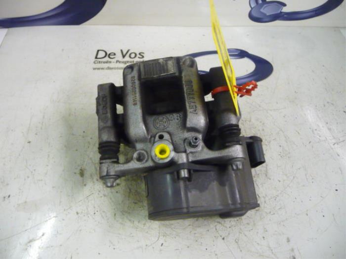 Gebrauchte Bremszange links hinten Peugeot 308 (L3/L8/LB/LH/LP) 1.6 HDi Preis € 55,00 Margenregelung angeboten von De Vos Onderdelen