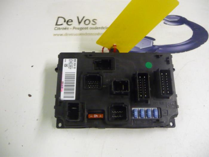 Fuse box from a Peugeot 407 SW (6E) 2.0 16V 2006