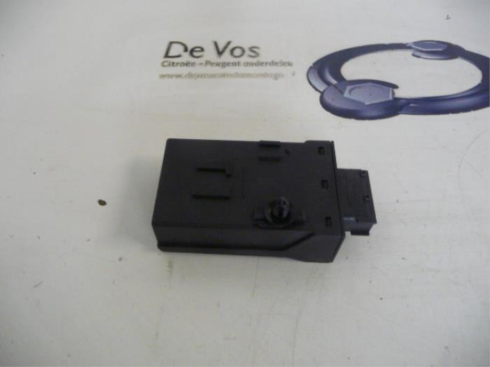 Central door locking module from a Peugeot 807 2009