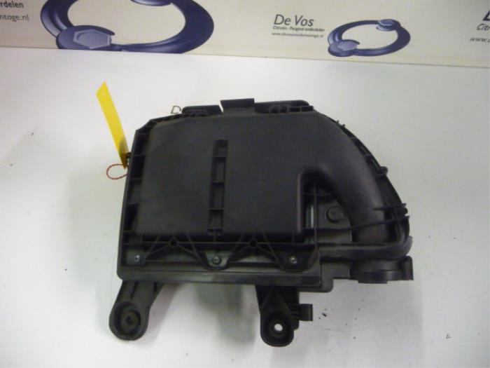 Cuerpo de filtro de aire de un Peugeot 208 I (CA/CC/CK/CL) 1.4 HDi 2013