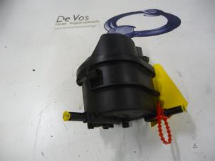 Usagé Boîtier de filtre carburant Peugeot 206 SW (2E/K) 1.4 HDi Prix € 25,00 Règlement à la marge proposé par De Vos Autodemontagebedrijf