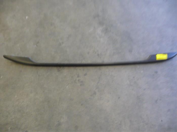 Roof rail, right from a Peugeot 308 2009