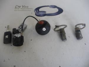Used Set of cylinder locks (complete) Peugeot 807 Price € 80,00 Margin scheme offered by De Vos Autodemontagebedrijf