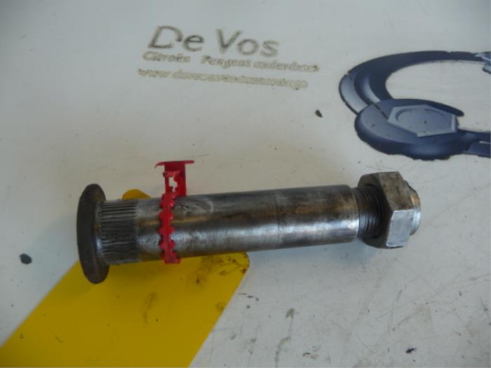 Rear axle journal from a Peugeot 206 SW (2E/K) 1.4 HDi 2006