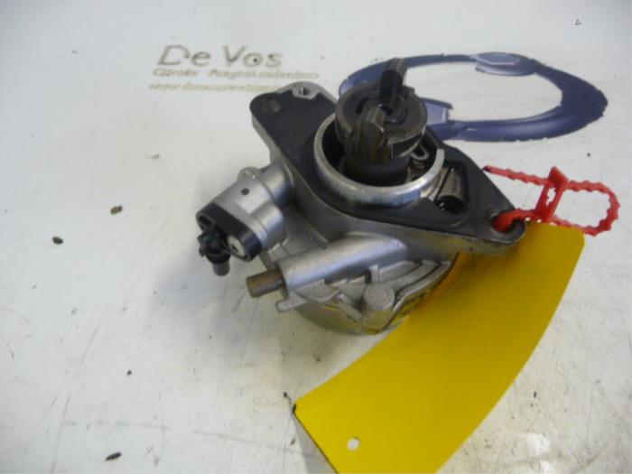 Pompe à vide assistant de freinage d'un Peugeot Bipper 2011
