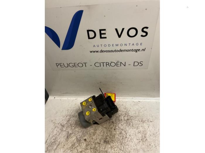 Usagé Pompe ABS Peugeot 406 (8B) 1.8 16V Prix € 90,00 Règlement à la marge proposé par De Vos Onderdelen