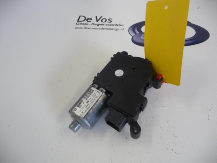 Sunroof motor from a Citroen C4 Picasso 2007
