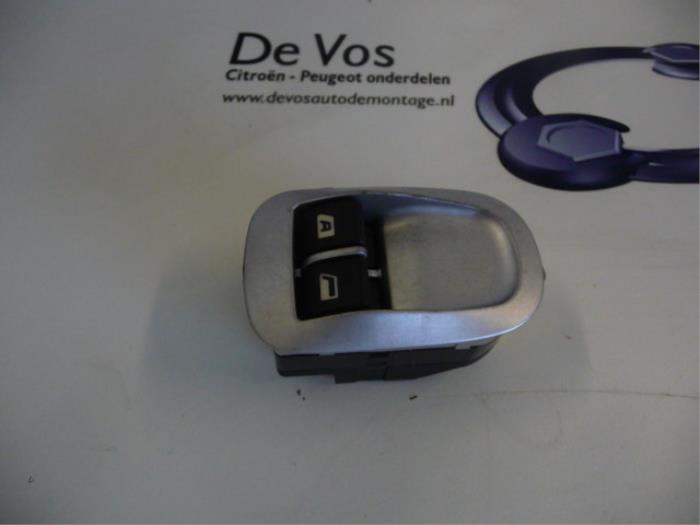 Usados Interruptor combinado de ventanillas Peugeot 206+ (2L/M) 1.4 XS Precio € 35,00 Norma de margen ofrecido por De Vos Onderdelen