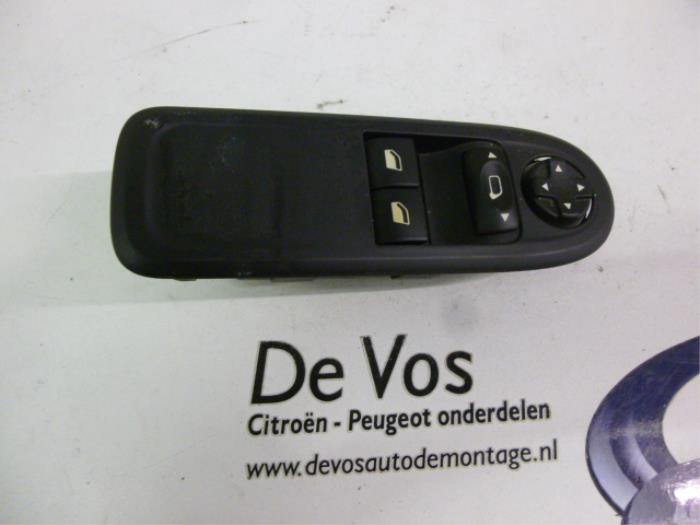 Usados Interruptor combinado de ventanillas Peugeot 308 (4A/C) 1.4 VTI 16V Precio € 55,00 Norma de margen ofrecido por De Vos Onderdelen