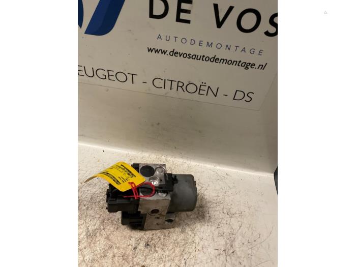 Używane Pompa ABS Peugeot 306 Break (7E) 1.6i XR,XT,ST Cena € 90,00 Procedura marży oferowane przez De Vos Onderdelen